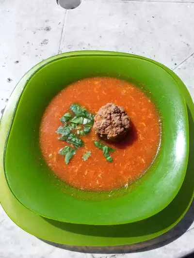 Томатный суп с фаршированными фрикадельками