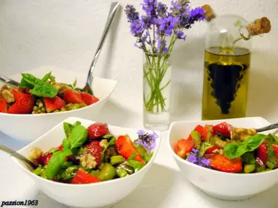 Клубничный салат с сельдереем и грецкими орехами
