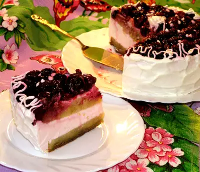 Бисквитный торт с вишней и клубничным суфле