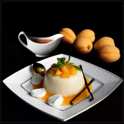 Грушево-яблочный баваруа с абрикосовым кули, маринованными персиками и ванильными меренгами.