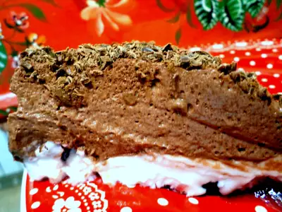 Сливочно-шоколадный десерт с даймом и вишней.