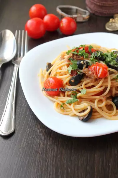 Спагетти с анчоусами, томатами и чили