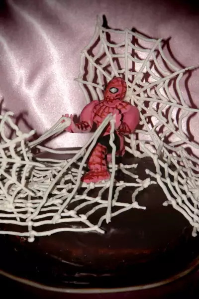 Торт "человек паук спешит спасать мир"