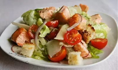 Легкий салат с лососем