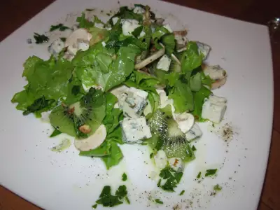 Зеленый салат с шампиньонами и сыром с голубой плесенью