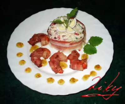 «вояж» креветки в беконе с салатом