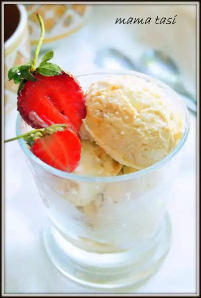Сливочное мороженое с карамельным соусом.