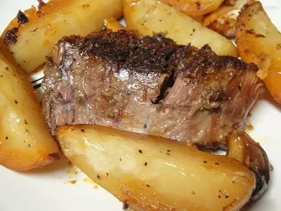 Мясо с картофелем и чесноком в духовке !
