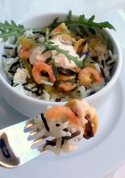 Морепродукты с овощами под чесночным соусом на пестрой рисовой подушке