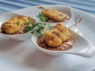 Мини-шашлычки из нагетсов "золотой петушок" с ореховым соусом