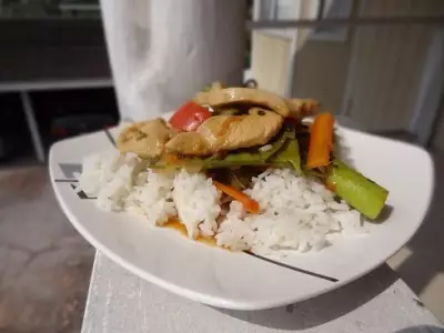 " курица с овощами и рисом "