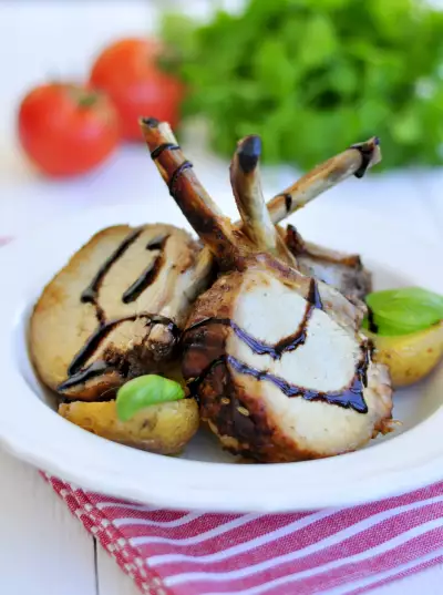 Мясо на косточке маринованное в бальзамическом уксусе и оливковом масле с прованскими травами