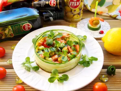 Огуречный салат с креветками помидорами черри и оливками