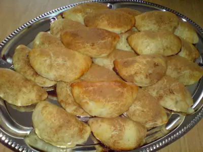Пирожки творожные с яблочно изюмовой начинкой