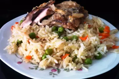 Курица по купечески в горшочке с рисом и зеленым горошком