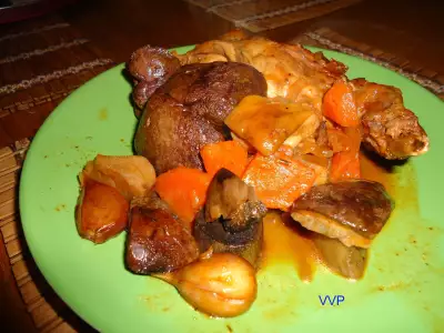 Кролик с грибами,морковкой и чесноком