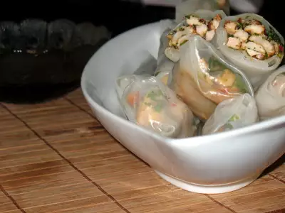 Рулетики из рисовой бумаги с салатом из курицы по тайски