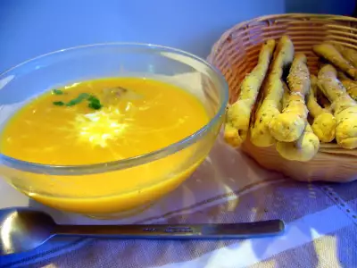 Морковно имбирный суп пюре солнце в тарелке