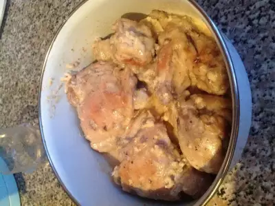 Курица тушеная в сметанно-чесночном соусе (мультиварка)
