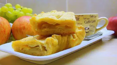 Пирог из слоёного теста с яблоками и сыром запелдорн