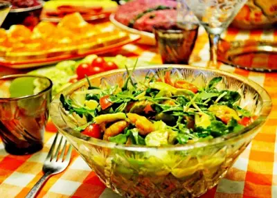Салат с креветками, авокадо и рукколой "новогодний"