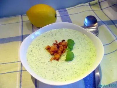Холодный огуречно базиликовый суп с креветками