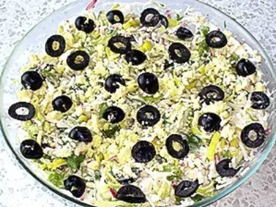 Легкий салат из редиса с маслинами