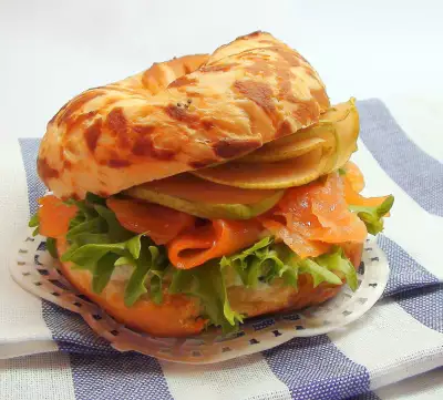 Сэндвич-бублик с сёмгой, грушей и сырным кремом. высшая лига.