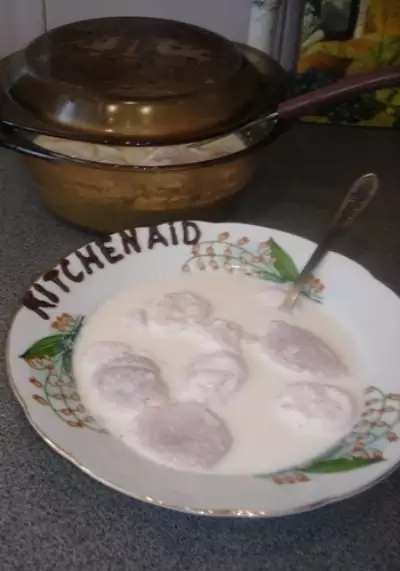 Молочный сладкий суп с клубничными клецками