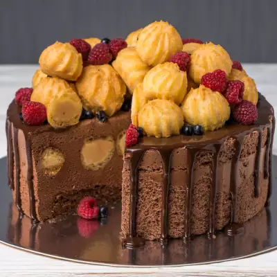 Шоколадный торт-суфле с карамельными профитролями