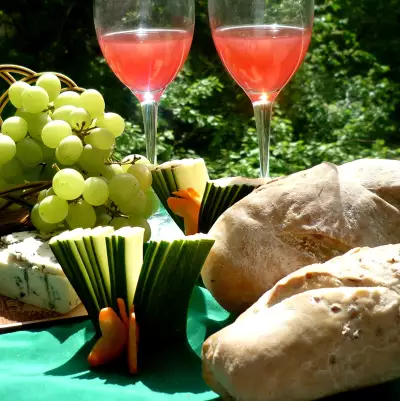 Хлеб на розовом вине для него и для нее (пикник во французском стиле)