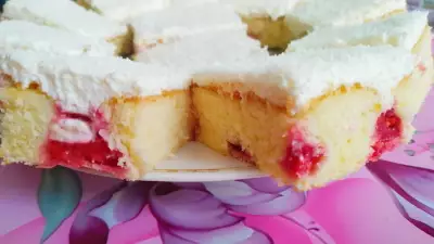 Пирог-торт с клубникой и воздушным кремом