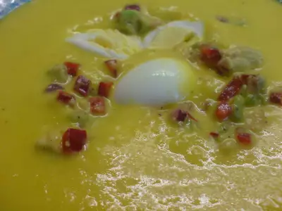 Весенний солнечный пасхальный суп из жёлтых перцев с авокадовой сальсой