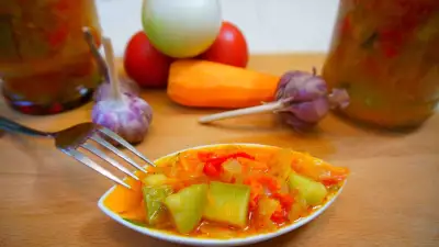 Вкусный салат из кабачков с помидорами на зиму