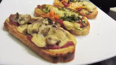 Горячие бутерброды с вялеными помидорами, грибами, колбасой