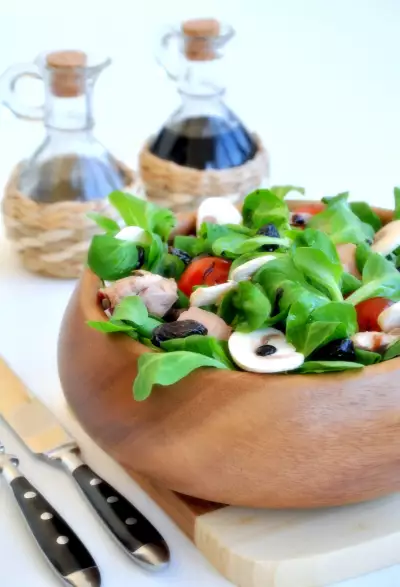 Легкий постный салат с печенью трески, грибами и помидорами