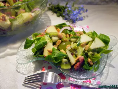 Пикантный салат искуситель с яблоком киви и виноградом