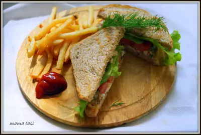 Сэндвич с рыбным салатом домашний фаст фуд