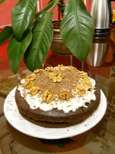Праздничный тортик  с черносливом, шоколадом и орехами.