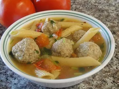 Суп с рыбными шариками пастой и помидорами