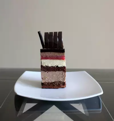 "март": шоколадно-клубничное пирожное с лесным орехом и ванильным крем-брюле