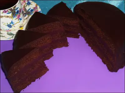 Торт шоколадный с шоколадно-смородиновым кремом