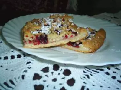 Тертый пирог с ягодами (экономный)