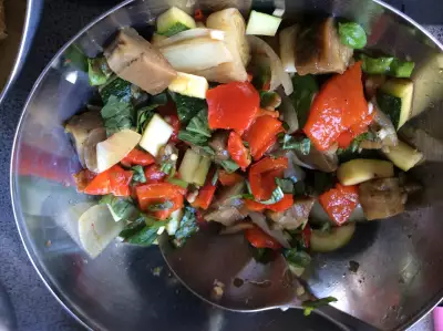 Салат из запеченных овощей и два вида соуса