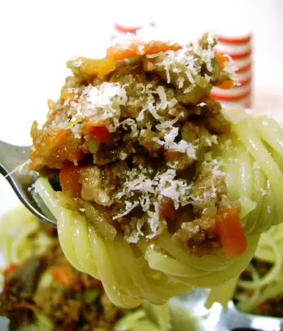 Спагетти под мясным соусом с овощами а-ля биф –бургиньон.