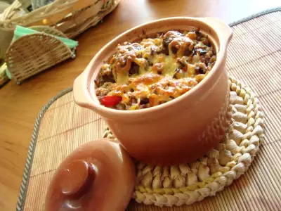 Гречневая каша из горшка с овощами и грибами под сыром
