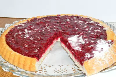 Бисквитный пирог с ягодами