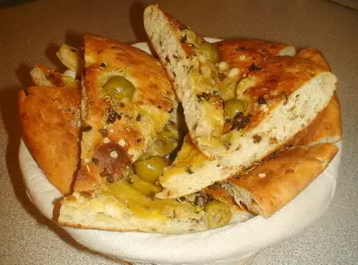 Фокачча с сыром, оливками  и сушенными томатами