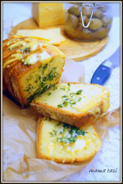 Хлеб тостовый из кукурузной муки. хлебные ломтики, запечённый с зелёным маслом и сыром. тест-драйв.