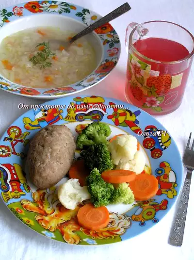 Щи с яблоками, зразы и овощи на пару, вишневый морс - идеальный обед для малыша за 60 мин